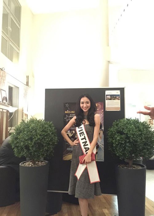 A hau Ha Thu than thiet voi thi sinh Miss Intercontinental-Hinh-10
